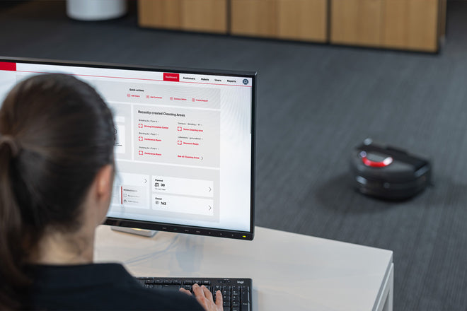 Bürokraft steuert Nexaro über den HUB